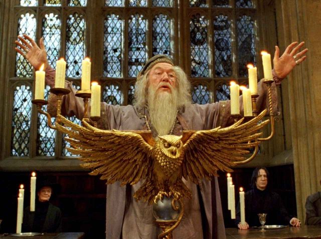 『ハリー・ポッター』の感動シーンを再現、ファンがホグワーツ城の前で杖を掲げてダンブルドア校長を追悼