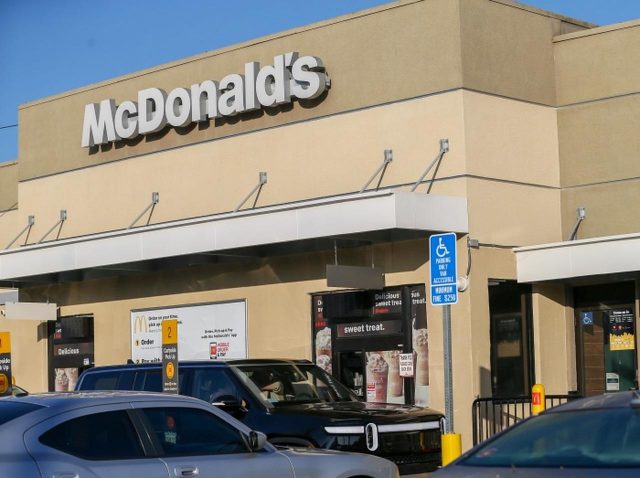 今月5回目のマクドナルド！人気俳優が歌手の妻を連れて再びドライブスルーに現る【写真アリ】