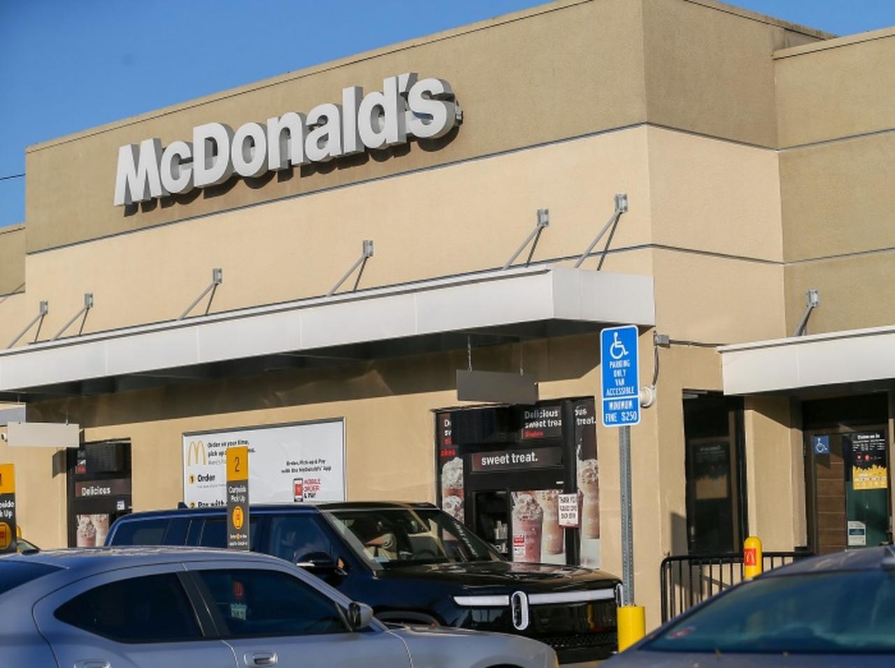 今月5回目のマクドナルド！人気俳優が歌手の妻を連れて再びドライブスルーに現る【写真アリ】