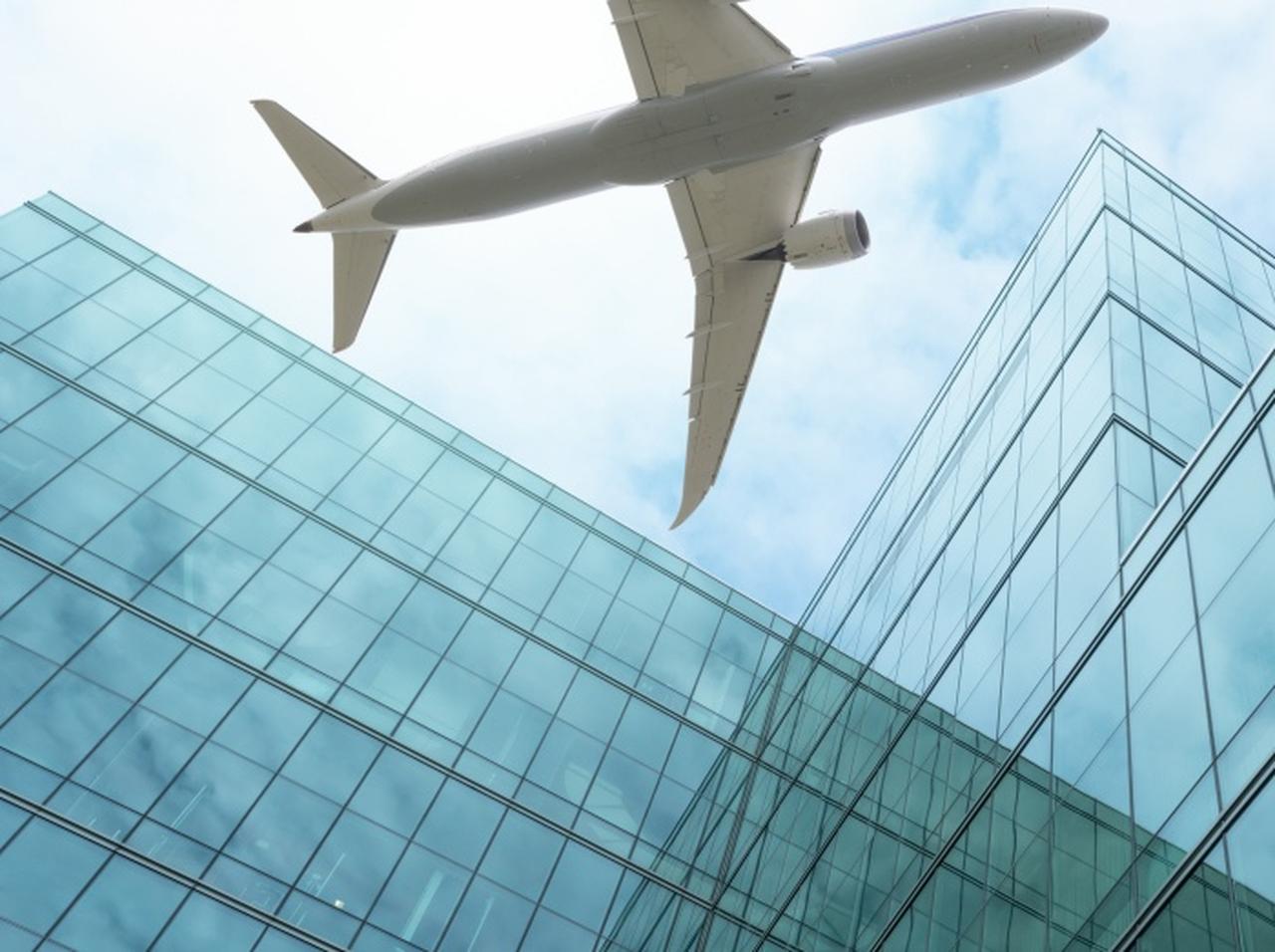 目の錯覚!? 飛行機が「空中で停止」しているように見える映像が話題