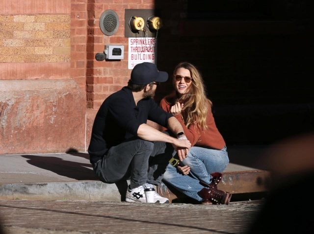 道端に座るカップル、よく見たらライアン・レイノルズ&ブレイク・ライブリーだった【写真アリ】