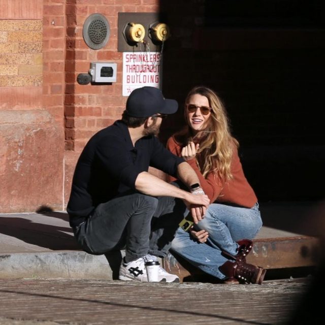 道端に座るカップル、よく見たらライアン・レイノルズ&ブレイク・ライブリーだった【写真アリ】
