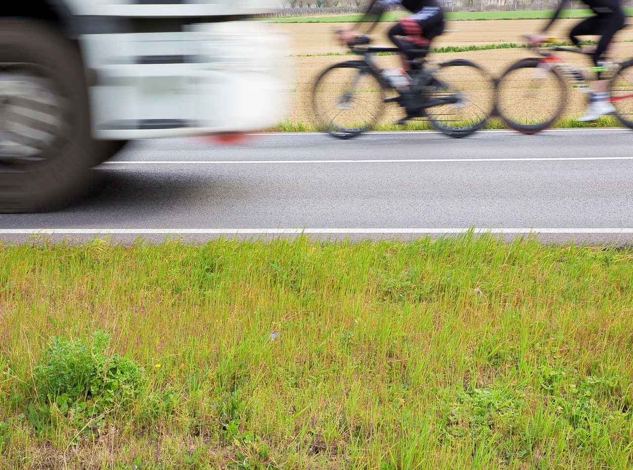 トラックの『積み荷』がはみ出し、サイクリング中の夫妻に激突