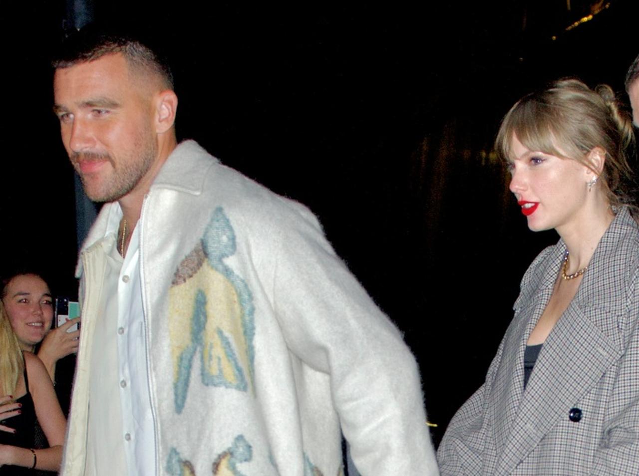 テイラー・スウィフトが『勝利のキス』！年俸20億円の恋人と舞台裏でラブラブ