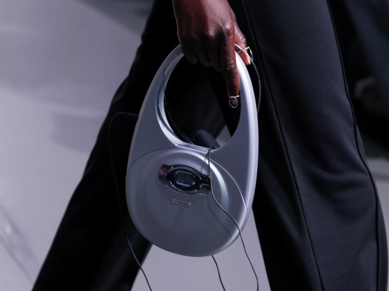 これが本当のY2K!懐かしのCDプレイヤーがバッグに大変身