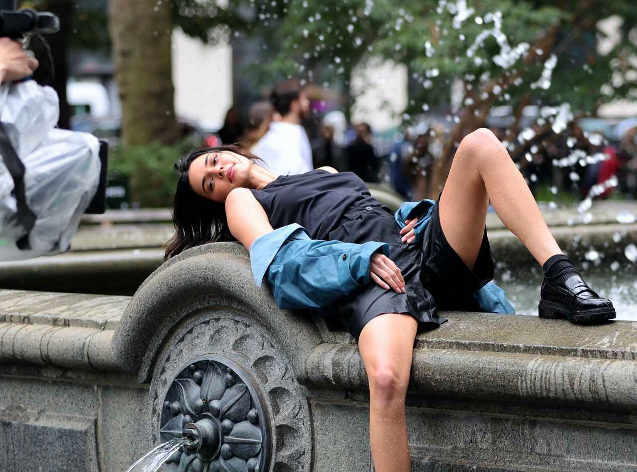 可愛すぎる!ケンダル・ジェンナーが噴水にバシャバシャ入って撮影