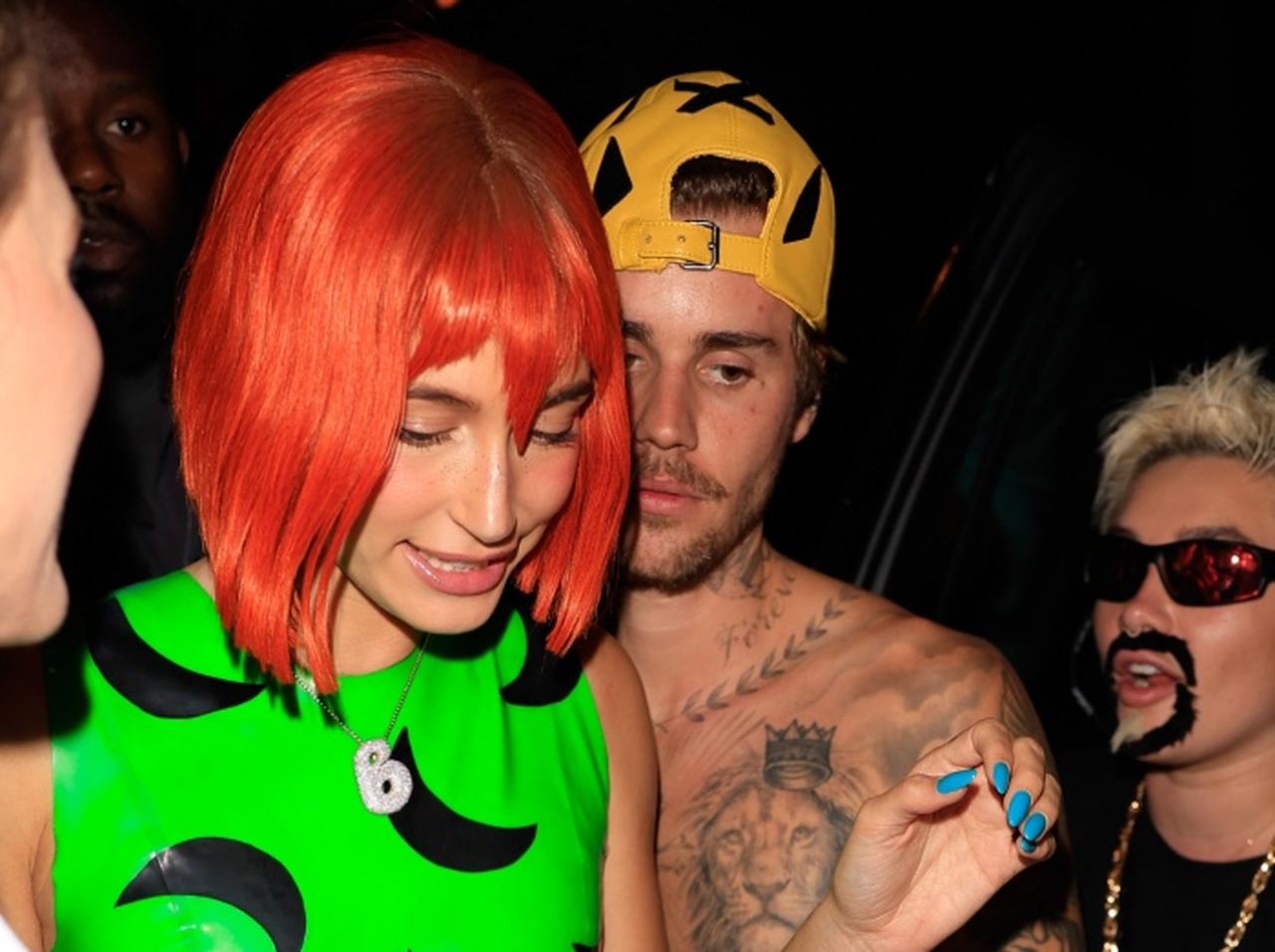 ジャスティン・ビーバー、妻と「人気アニメキャラ」の仮装をしてハロウィンパーティーへ【写真アリ】