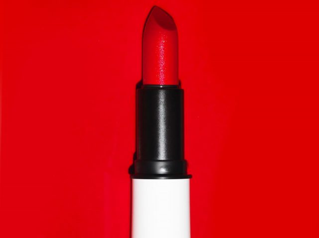 もう「赤リップ」で失敗しない！完璧に仕上がるメイクのプロの塗り方