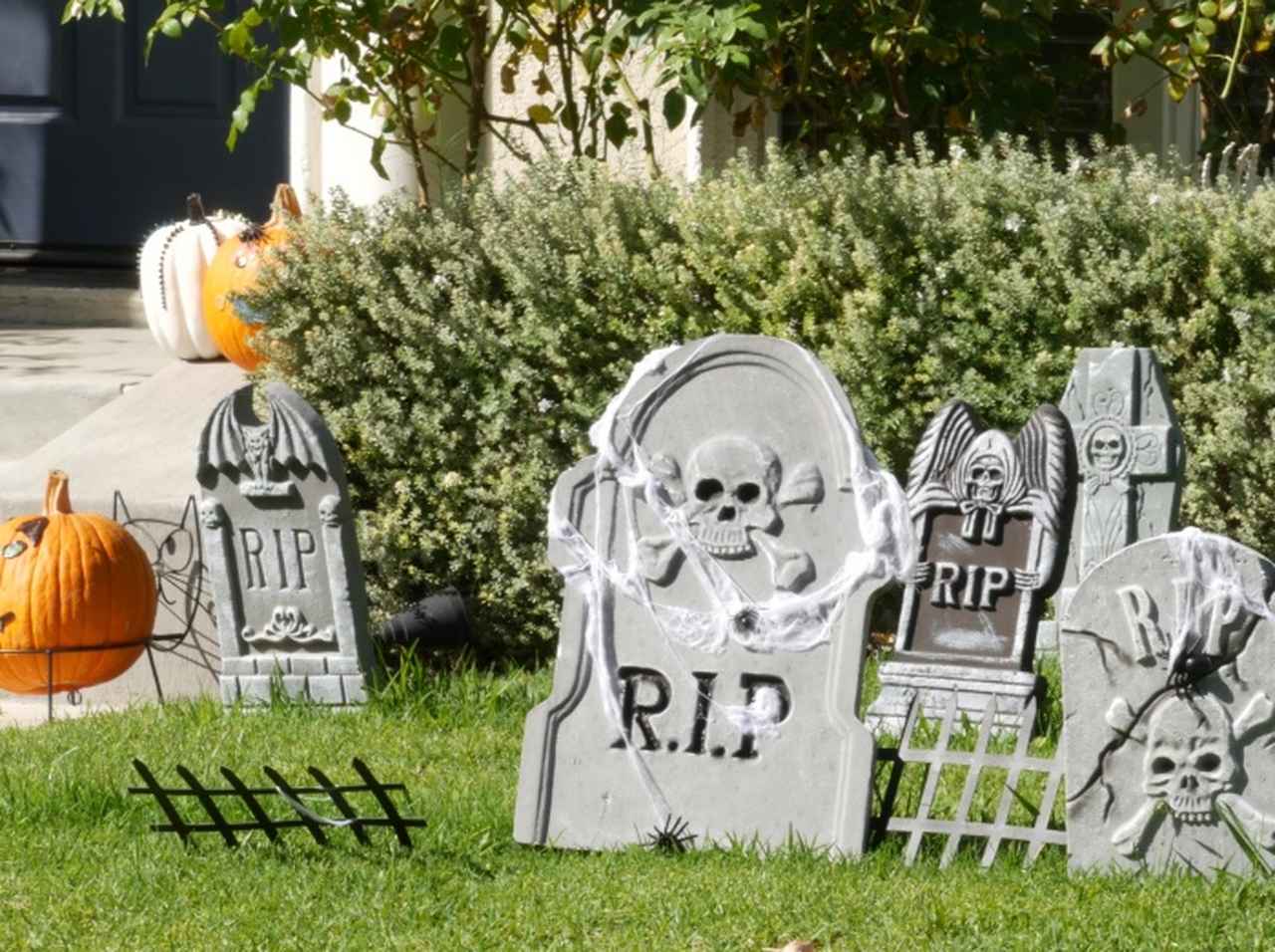 庭のハロウィンの飾り付けを“撤去してほしい”とご近所さんに言われた女性の「対応」に反響