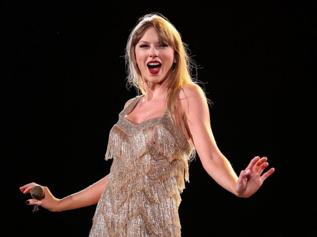 テイラー・スウィフト、H&Mのトップスでセレーナとガールズナイト