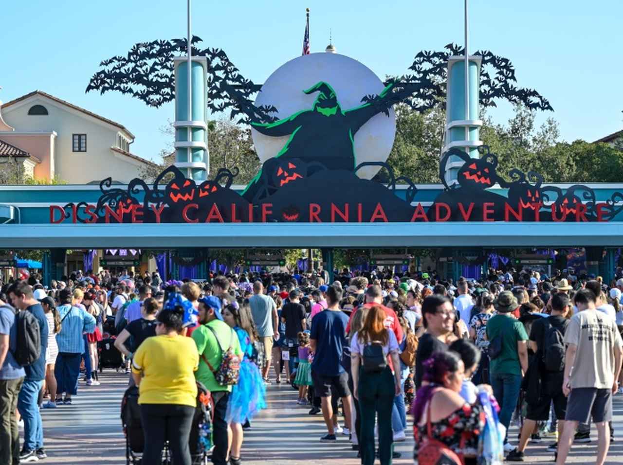 ディズニーランド、手荷物検査でゲストが持っていた「ポテチの缶」が問題視されたワケ