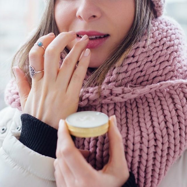 リップクリームを塗っても唇がすぐ乾くのはなぜ？唇が荒れる原因と対処法