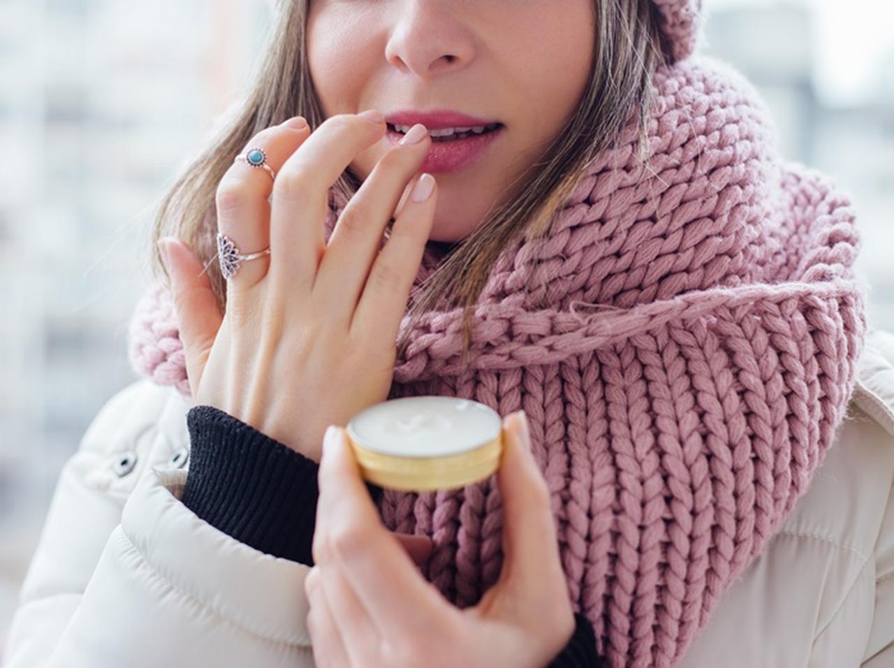 リップクリームを塗っても唇がすぐ乾くのはなぜ?唇が荒れる原因と対処法