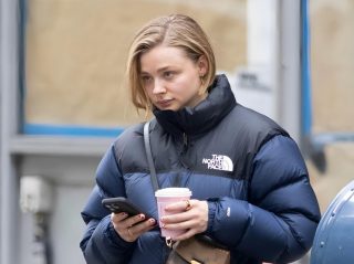 人気女優がライドシェアを利用、迎えを待つ姿を激写【写真アリ】