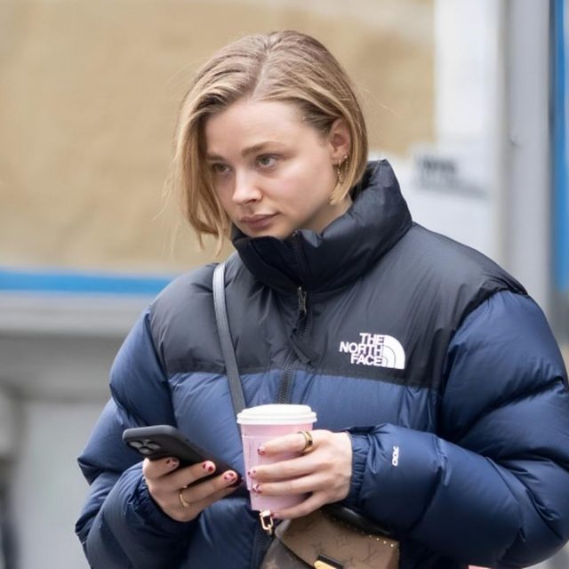人気女優がライドシェアを利用、迎えを待つ姿を激写【写真アリ】