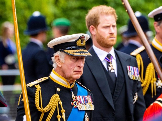 チャールズ国王とウィリアム皇太子、ヘンリー王子とじつはそれほど「仲が悪くない」のはどっち？