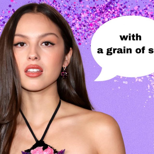 オリヴィア・ロドリゴが使ってた「with a grain of salt」ってどんな意味？