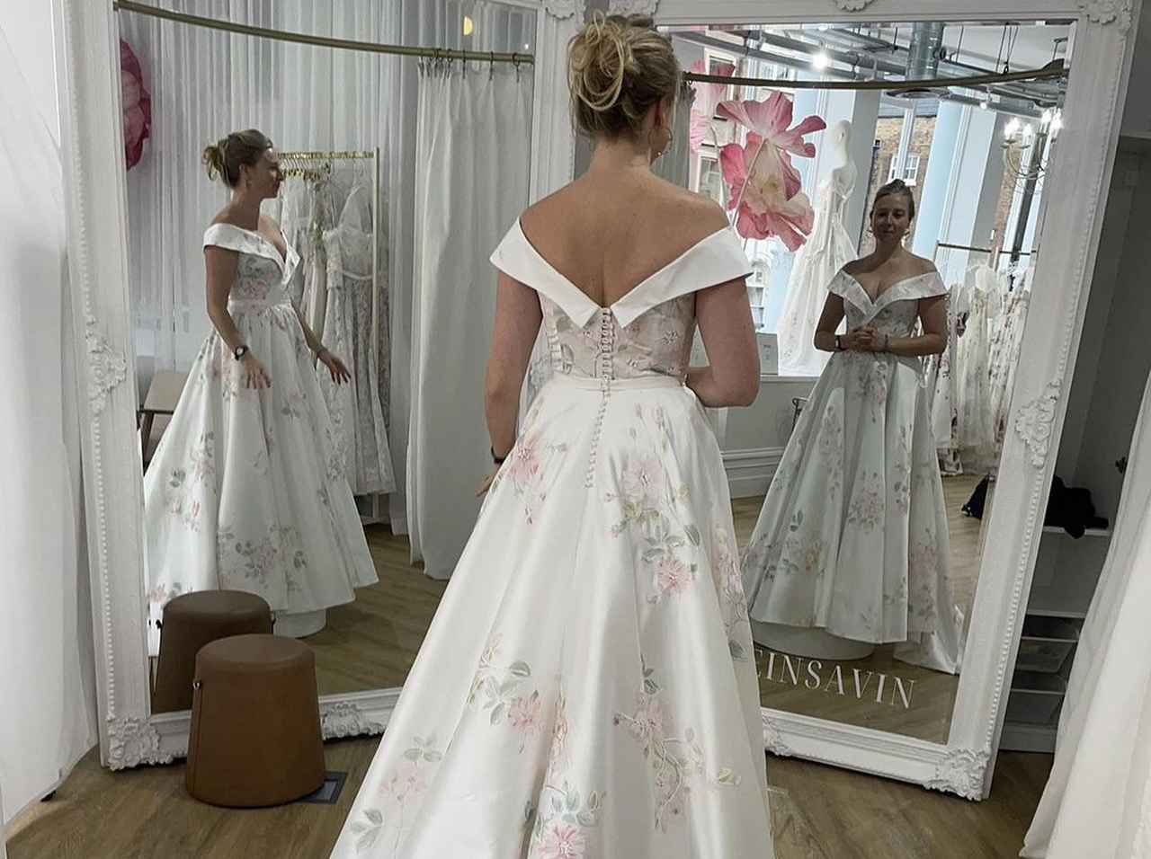 ウェディングドレス試着写真がおかしい…「呪われたドレス」「別次元が現れてる」