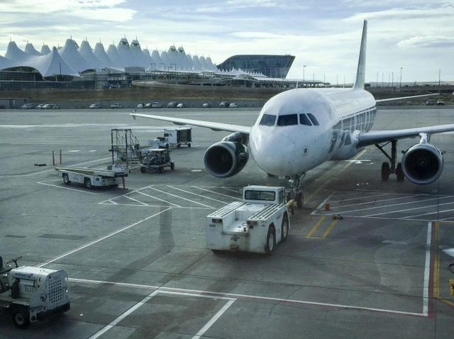 飛行機の機内で乗客が「悪魔に取り憑かれた」と騒ぎになる
