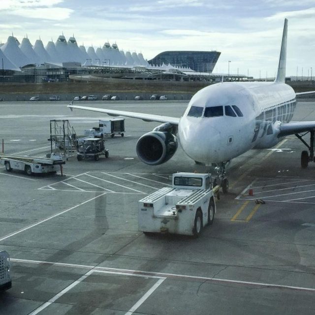 飛行機の機内で乗客が「悪魔に取り憑かれた」と騒ぎになる
