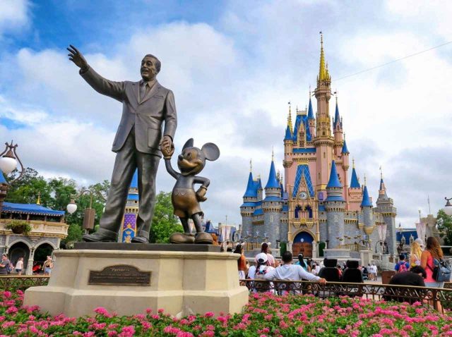 ディズニーランドの保安検査でトラブったゲストがブラジャーを取り出して警備員を威嚇