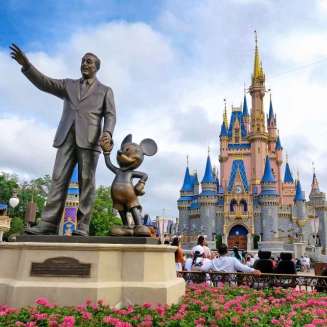 ディズニーランドの保安検査でトラブったゲストがブラジャーを取り出して警備員を威嚇