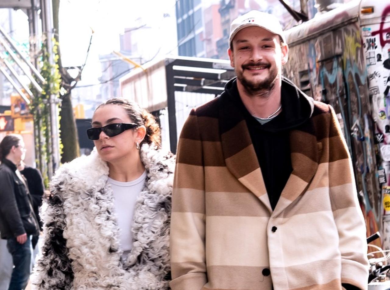 来日時は南青山のデニーズでデートしていたチャーリーXCXとThe1975のドラマーが婚約