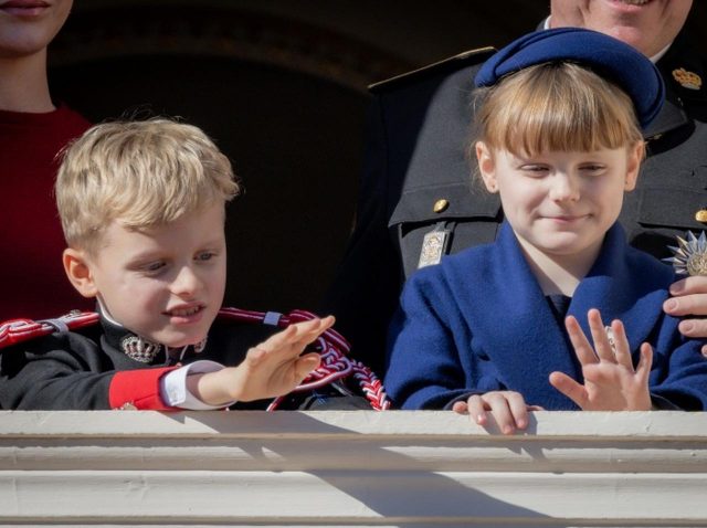 モナコ公国の双子、モナコ建国記念日のお祝い式典中の『お疲れモード』が可愛すぎる