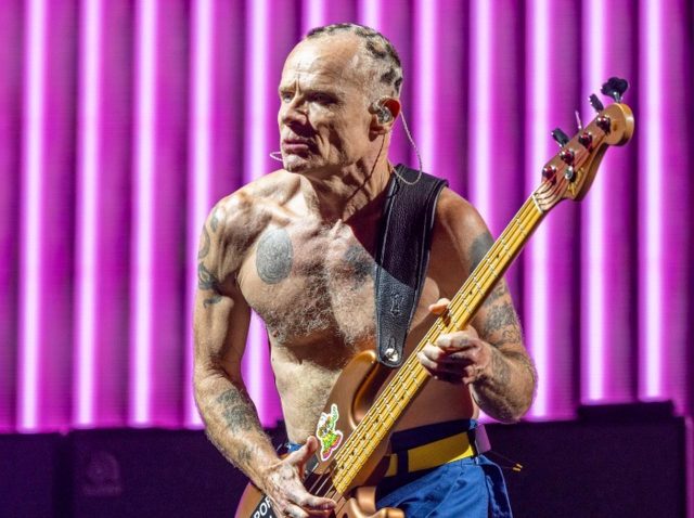 レッチリのフリー、これぞ究極のファンサービス？ホテルのベランダで散髪