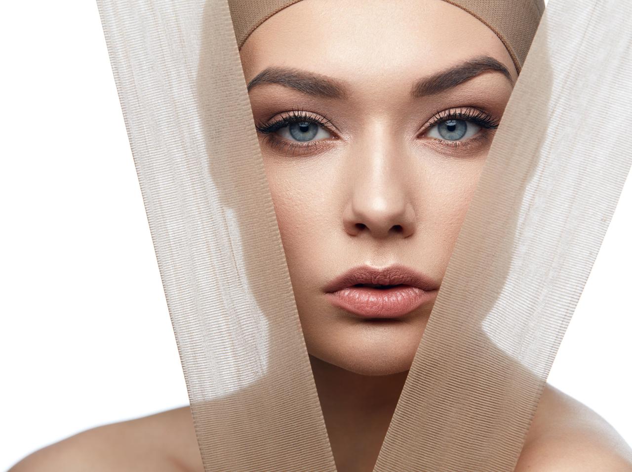 『錯覚メイク』で目元をリフトアップ!TikTokで話題のテク「3ドット・コンシーラー」が優秀