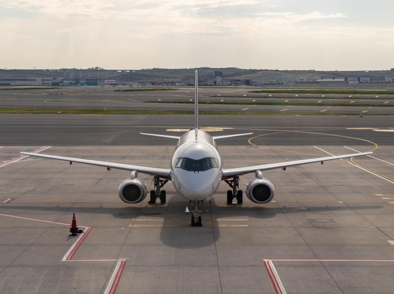 飛行機に乗り遅れた乗客→駐機場に侵入してパイロットに直談判