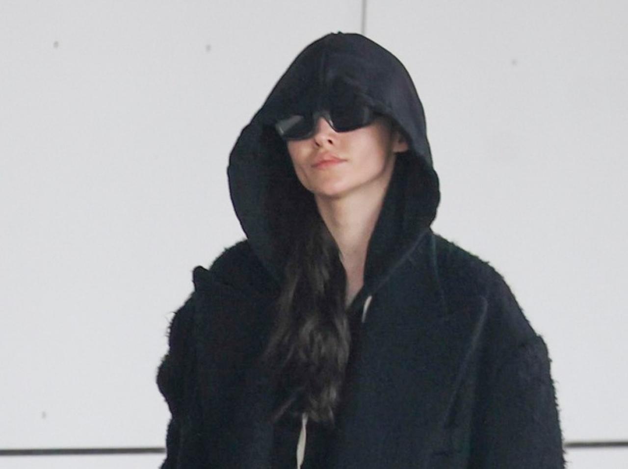 空港で有名人を激写！フードをかぶってサングラスをかけた人物の「正体」は一体誰？