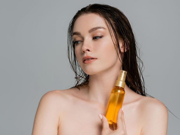 美しいツヤ髪に！シャワーの前に「ヘアオイル」を使用するべき2つの理由