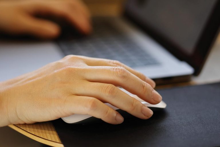 休みの日に上司から電話→10分だけ作業→後日「6時間分の給与ください」