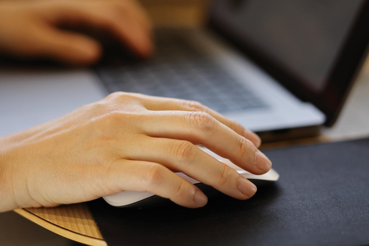 休みの日に上司から電話→10分だけ作業→後日「6時間分の給与ください」