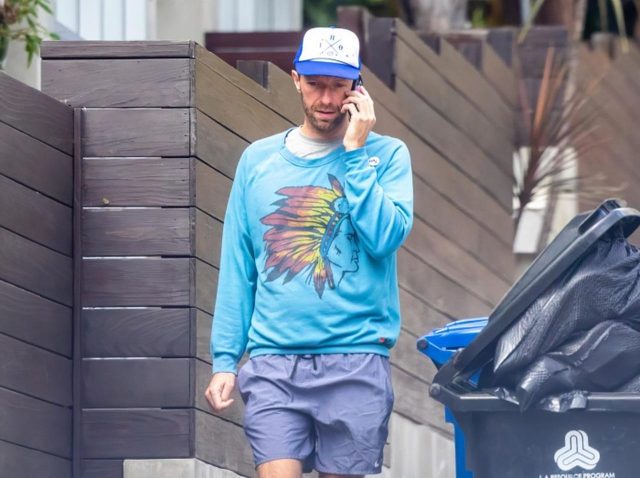 コールドプレイのクリス・マーティン、道に落ちていたゴミを拾う【写真アリ】