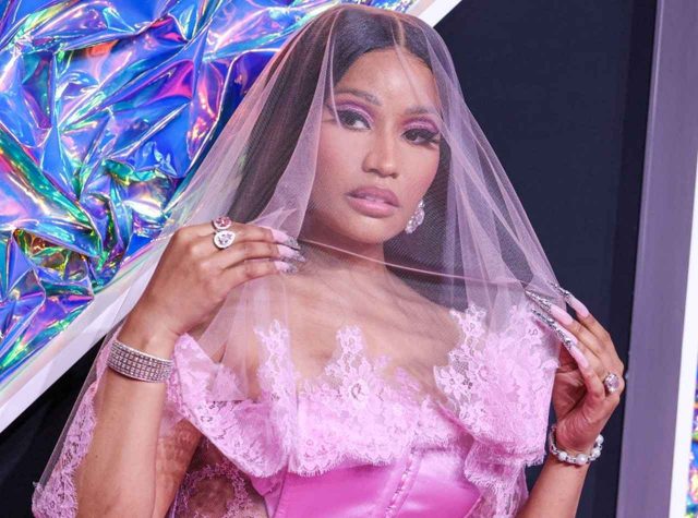 乳房縮小手術を受けたニッキー・ミナージュ、整形を考えている人に“後悔する”と警告