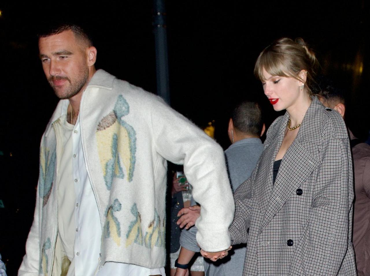 テイラー・スウィフトの「ファン」から「恋人」になったトラビス・ケルシーが“出会ってから付き合うまでの道のり”を語る