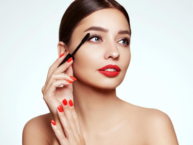 これでマスカラがにじまない！パンダ目にならない塗り方のコツ