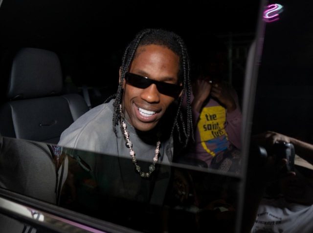 トラヴィス・スコット、ステージに乱入したファンの『胸ぐらを掴みながら』パフォーマンス