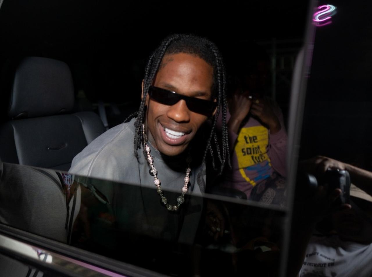 トラヴィス・スコット、ステージに乱入したファンの『胸ぐらを掴みながら』パフォーマンス