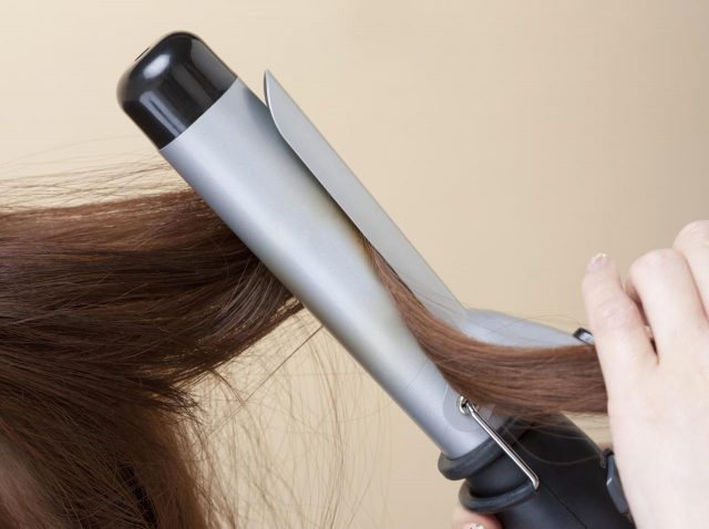 『巻き髪』が“すぐとれる”のはなぜ？カールをキープしたいなら避けたいNG行為