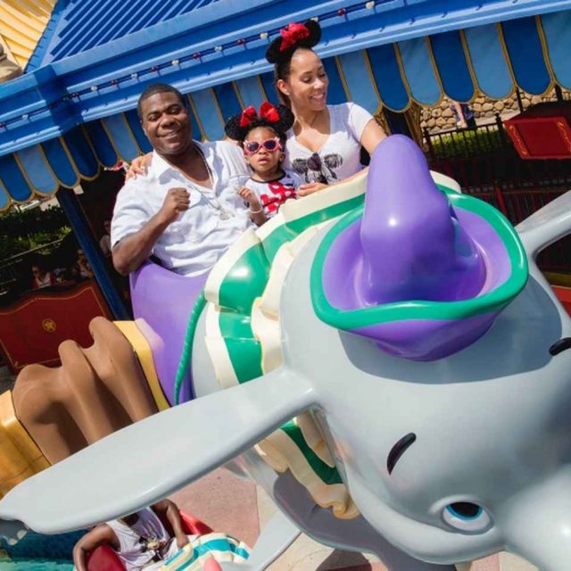 ディズニーランドのアトラクションに乗りながら「パソコン」を開くツワモノが現る