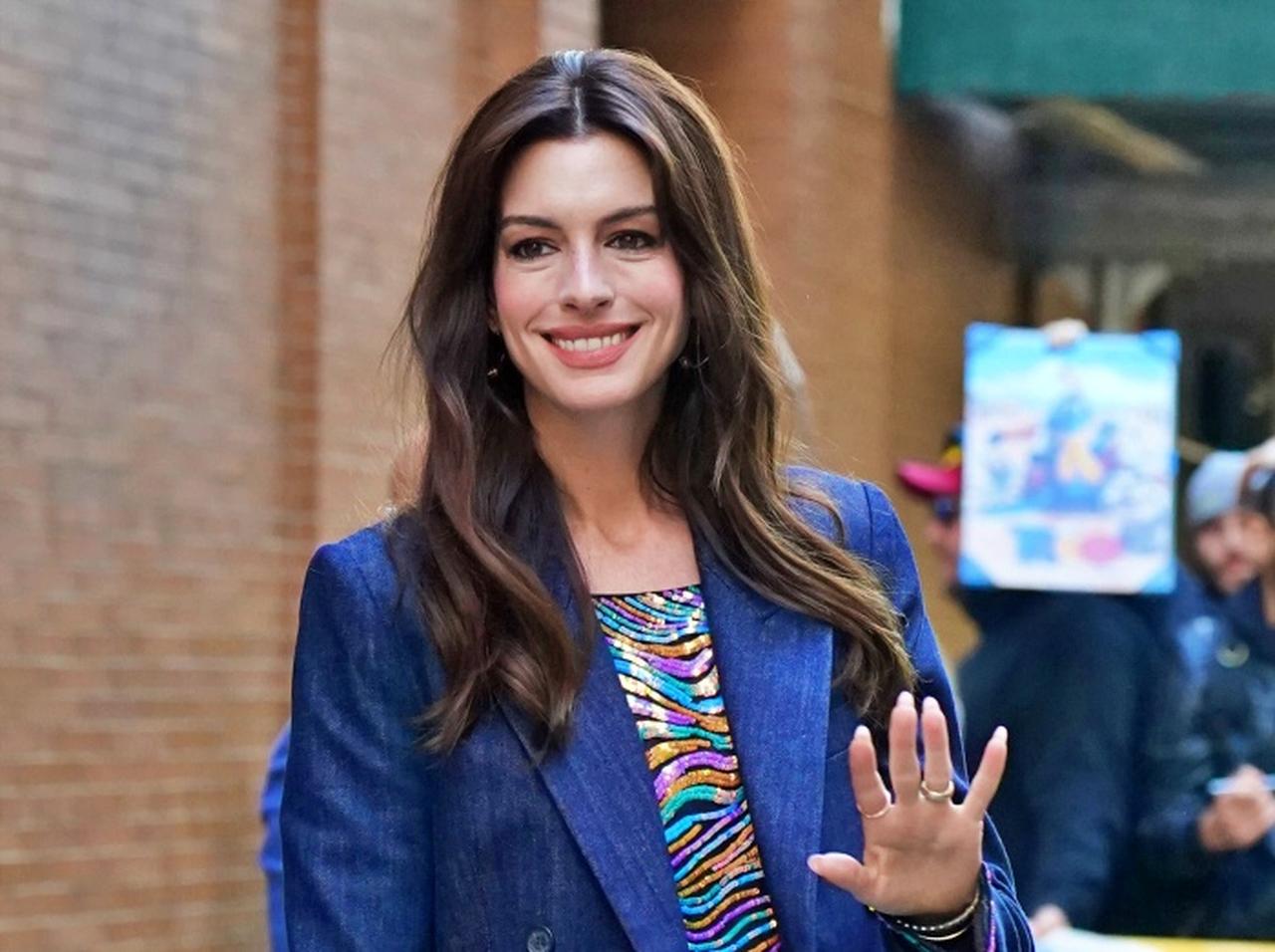 アン・ハサウェイ、自分好みにアレンジしたバーキンを持ってお出かけ【写真アリ】