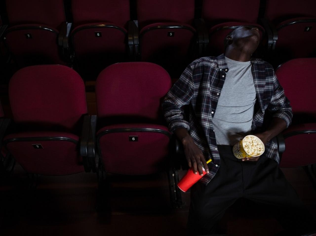 映画館で『エクソシスト』を見ながら「寝落ち」した男性に“悲劇”が起きる