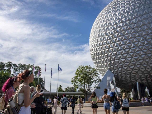 ディズニーランドでゲストが「900万円」のためにルールを破る