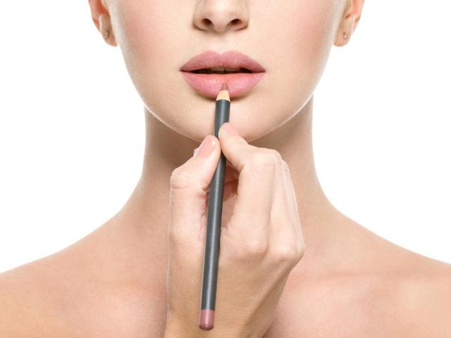 唇の形は「メイク」で変えられる！理想の唇に近づくリップメイクのコツ