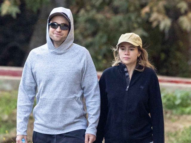 アイドル的な人気を博したイケメン俳優が“交際5年の恋人”と休日にお出かけ【写真アリ】