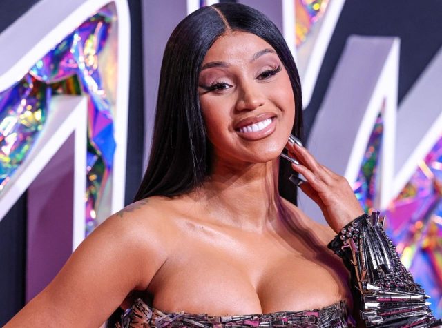 カーディ・Bも実践する「大きすぎる服」をジャストサイズにする方法