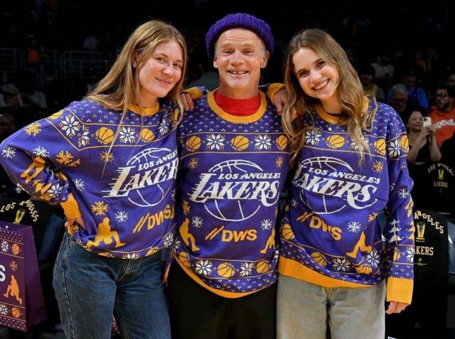 レッド・ホット・チリ・ペッパーズのフリー、娘たちと『親子コーデ』でNBA観戦